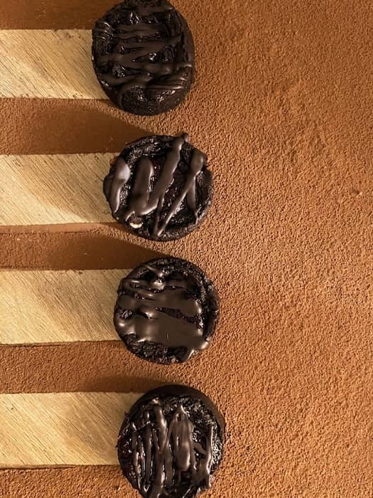 COOKIE ARIANA ♈️🐏
Para los que nacieron para liderar ❤️🔥, creamos una cookie que creemos que define a la perfección el carácter Aries. esta bomba ariana combina la intensidad de un chocolate semiamargo con el acido y dulce de nuestro relleno de mermelada de frutos rojos (100% artesanal, obviamente)
Para coronar tanto sabor, la terminamos con un baño de chocolate que potencia cada bocado. Es intensa, decidida y con ese toque ácido que te despierta. Si buscabas una explosión de sabor con carácter, es esta.
Sale a último momento porque ya saben que los Sagi llegamos tarde hasta a nuestro propio cumpleaños. 🏹 ¡Corré por la tuya antes de que Tauro tome el control mañana!
🔥 PROMO ARIANA: Regalito de despedida: Si sos Aries, presentá tu DNI y llevatela con un 15% OFF.
